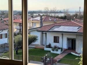 widok na dom z panelami słonecznymi na dachu w obiekcie Casa Vacanza Mara w mieście Peschiera del Garda