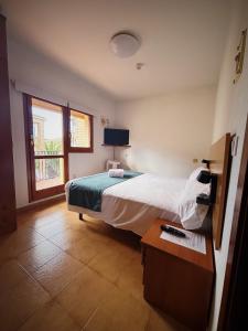 Postel nebo postele na pokoji v ubytování Hostal Legaz