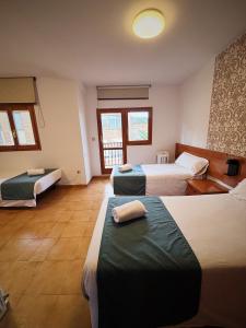 Postel nebo postele na pokoji v ubytování Hostal Legaz