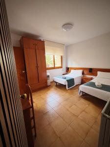 Postel nebo postele na pokoji v ubytování Hostal Legaz