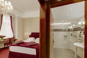 Posteľ alebo postele v izbe v ubytovaní Hotel Stefanie - VIENNA'S OLDEST HOTEL