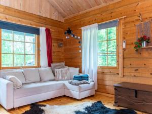 - un salon avec un canapé blanc et 2 fenêtres dans l'établissement Holiday Home Hietaniemen usko by Interhome, à Sonkajärvi