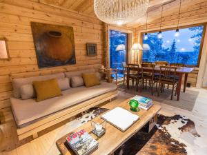 ein Wohnzimmer mit Sofa und Tisch in der Unterkunft Holiday Home Kelokaltiokylän maja 22 by Interhome in Rukatunturi  + 15 Fotos