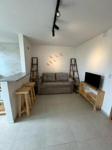 Televisyen dan/atau pusat hiburan di Condominio Jardim Dos Coqueiros 3 Andar +5 gambar