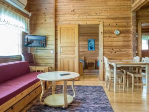 TV a/nebo společenská místnost v ubytování Holiday Home Mansikkaranta 1 by Interhome