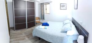 une petite chambre avec un lit et un miroir dans l'établissement Vista Puerto Arguineguín Sea View, à Playa de Arguineguín