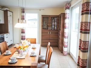 Η κουζίνα ή μικρή κουζίνα στο Holiday Home Müritz Ferienpark Röbel-57 by Interhome