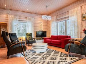 TV a/nebo společenská místnost v ubytování Holiday Home Mänty-linna by Interhome