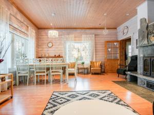 Posezení v ubytování Holiday Home Mänty-linna by Interhome