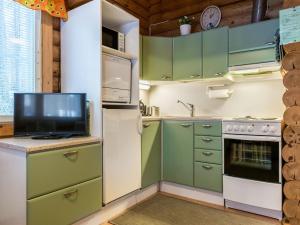 Kuchyň nebo kuchyňský kout v ubytování Holiday Home Kilpolan karoliina by Interhome