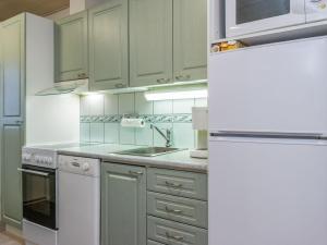 Kuchyň nebo kuchyňský kout v ubytování Holiday Home Kylpylän ullanrinne 12 c by Interhome