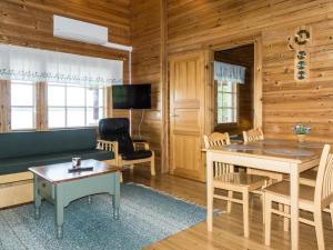 TV a/nebo společenská místnost v ubytování Holiday Home Mansikkaranta 2 by Interhome