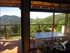 Santa María的住宿－Quinta Galeon Lodge，山景门廊上的桌子