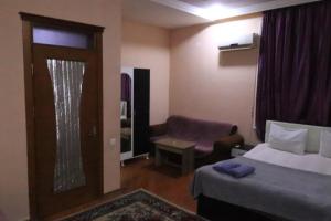 Postel nebo postele na pokoji v ubytování Ekm Hotel