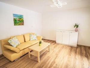 Obernberg am BrennerにあるApartment Jenewein by Interhomeのソファとテーブルのあるリビングルーム