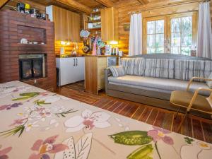 ein Wohnzimmer mit Couch und Kamin in der Unterkunft Holiday Home Jannela by Interhome in Juupajoki