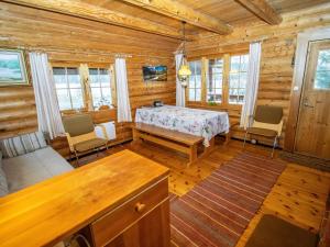 ein Schlafzimmer mit einem Tisch und Stühlen in einem Zimmer in der Unterkunft Holiday Home Jannela by Interhome in Juupajoki