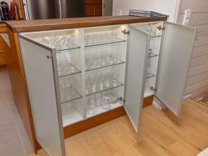 eine Vitrine mit Glaswänden in der Unterkunft Holiday Home Holy lake chalet a by Interhome in Kuusamo + 28 Fotos