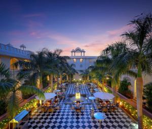 una vista aerea di un resort con palme e tavoli di The Tigress, Ranthambore a Sawai Madhopur