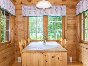 una sala da pranzo con un tavolo e una finestra di Holiday Home Strandkulla 7 by Interhome a Närpiö