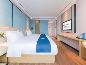 Ένα ή περισσότερα κρεβάτια σε δωμάτιο στο Echarm Hotel - Jingmen Yintai City Jingchu Institute of Technology