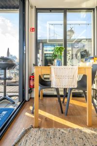 an office with a desk and a chair and a table at The Homeboat Company Albufeira in Albufeira