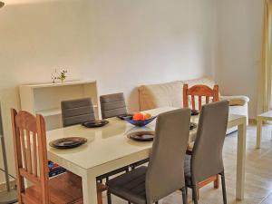 jadalnia ze stołem i krzesłami w obiekcie Holiday Home La Almadraba by Interhome w mieście Carrer del Mar +15 zdjęć