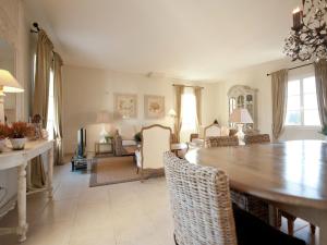 Fotografie z fotogalerie ubytování Luxury villa with private pool near Uz s v destinaci Flaux