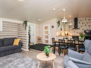 ein Wohnzimmer mit Sofa und Tisch in der Unterkunft Holiday Home Villa vehmas by Interhome in Sysmä