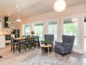 ein Esszimmer mit Tisch und Stühlen in der Unterkunft Holiday Home Villa vehmas by Interhome in Sysmä