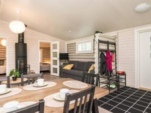 ein Wohnzimmer mit Sofa und Tisch in der Unterkunft Holiday Home Villa vehmas by Interhome in Sysmä