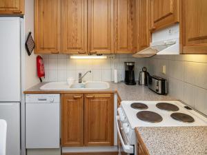 Η κουζίνα ή μικρή κουζίνα στο Holiday Home Lomariekko 6 a 2 by Interhome +12 φωτογραφίες