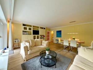Posezení v ubytování Endreihenhaus in Keitum mit Badewanne und Grossem Garten