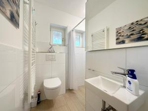 Koupelna v ubytování Endreihenhaus in Keitum mit Badewanne und Grossem Garten