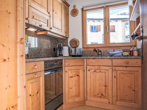 Kuchyň nebo kuchyňský kout v ubytování Apartment Chesa Primula by Interhome