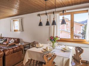 Posezení v ubytování Apartment Chesa Primula by Interhome