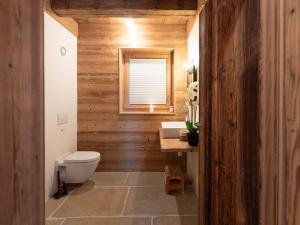 Koupelna v ubytování Chalet Chalet Le Hameau by Interhome + 32 fotografií