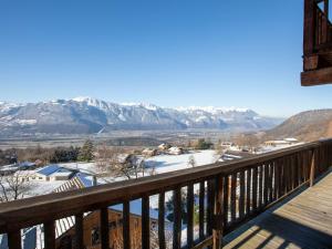 Nespecifikovaný výhled na hory nebo výhled na hory při pohledu z chaty