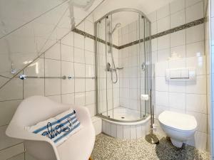 Koupelna v ubytování Landhaus Süderhof App 15 in Keitum mit Pool und Sauna