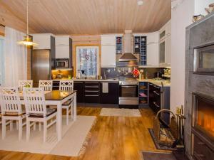 Η κουζίνα ή μικρή κουζίνα στο Holiday Home Piin pirtti by Interhome