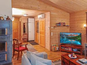 Μια τηλεόραση ή/και κέντρο ψυχαγωγίας στο Holiday Home Piin pirtti by Interhome