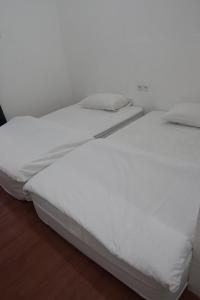 Katil atau katil-katil dalam bilik di Sambas Cottages