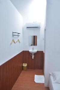 Bilik mandi di Sambas Cottages
