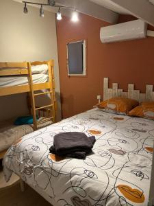 sypialnia z łóżkiem piętrowym w obiekcie la maison des sables 4 port Leucate climatisé parking privé w mieście Port Leucate