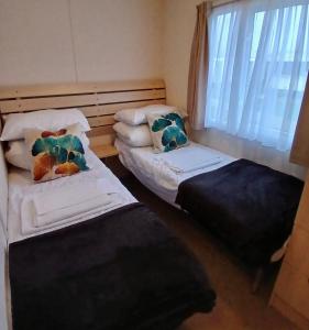 Postel nebo postele na pokoji v ubytování Seashell Hideaway Caravan at Seawick Holiday Park + 8 fotografií