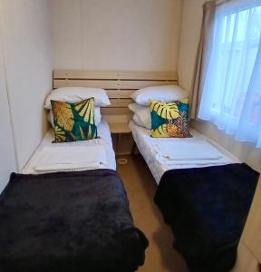 Postel nebo postele na pokoji v ubytování Seashell Hideaway Caravan at Seawick Holiday Park