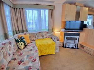 Kuchyň nebo kuchyňský kout v ubytování Seashell Hideaway Caravan at Seawick Holiday Park