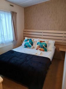 Postel nebo postele na pokoji v ubytování Seashell Hideaway Caravan at Seawick Holiday Park