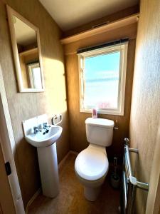 Koupelna v ubytování Seashell Hideaway Caravan at Seawick Holiday Park