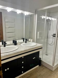Un baño con dos lavabos y una ducha. en Charmant Appartement centre-ville, en Ajaccio 8 fotos más